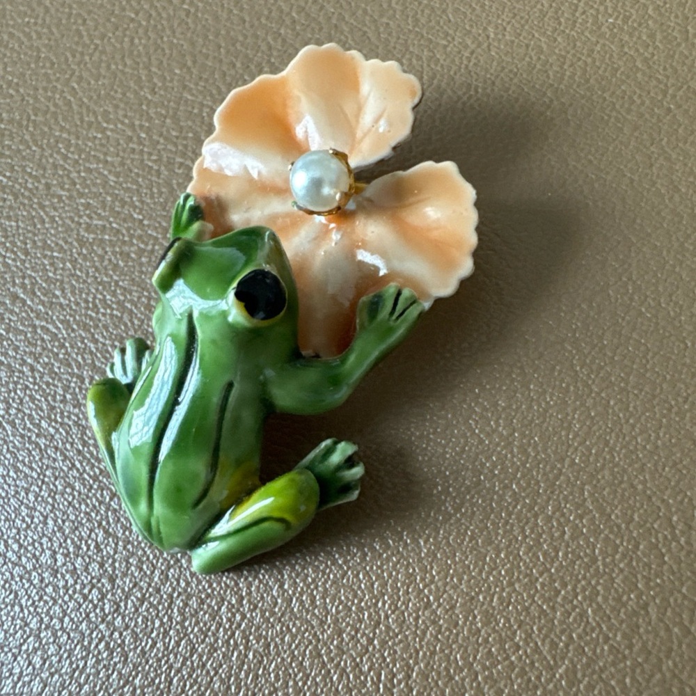 Vintage Original by Robert Enamel Frog w/Lily Pad & Pearl Brooch Pin